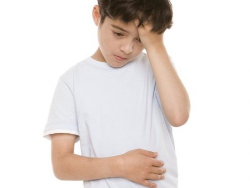 Cha mẹ cần làm gì khi trẻ bị đau bụng?